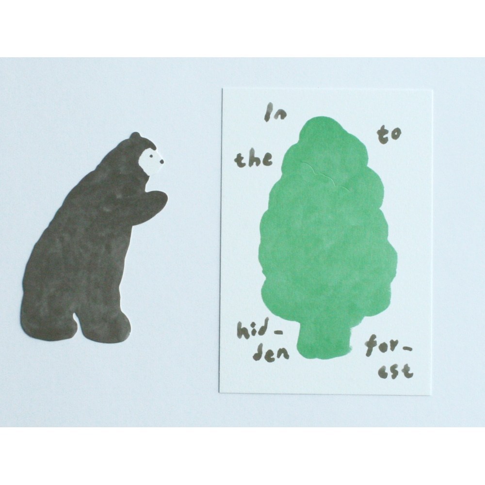 Postkarte Into the hidden Forest von Ttable mit herausgenommenem Baeren. Auf der weisssen Karte sind eine gruener Baum und der Text Into the hidden forest.